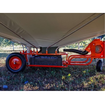 Sběrač setřásaného ovoce s fukarem