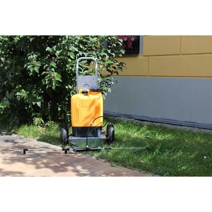 kovový vozík s herbicidní tyčí