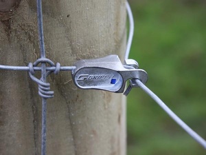 spojka T-clip na uchycení drátů, pletiv a lanek na krajové a koncové sloupky drátěnky či oplocenky
